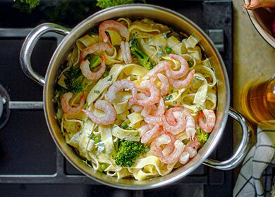 Creamy pasta with peas, broccoli and prawns