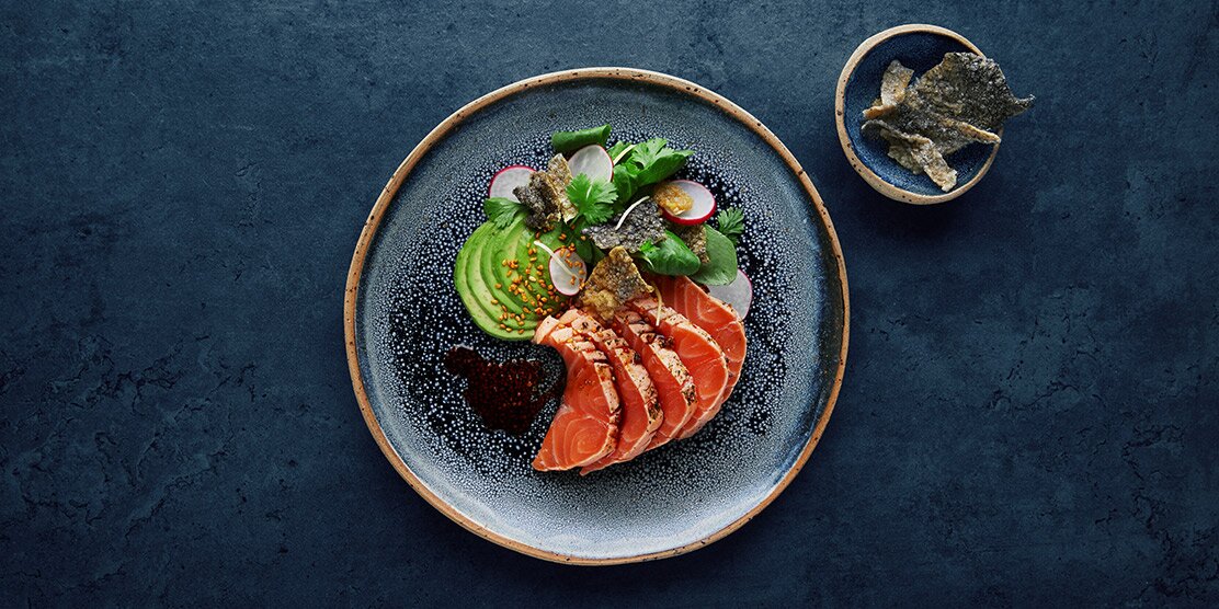 Norwegian salmon tataki with puffed salmon skin